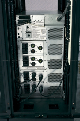 ИБП APC  Symmetra LX 8kVA Scalable to 16kVA N+1 Rack-mount, 220/230/240V or 380/400/415V (SYA8K16RMI). Изображение #6